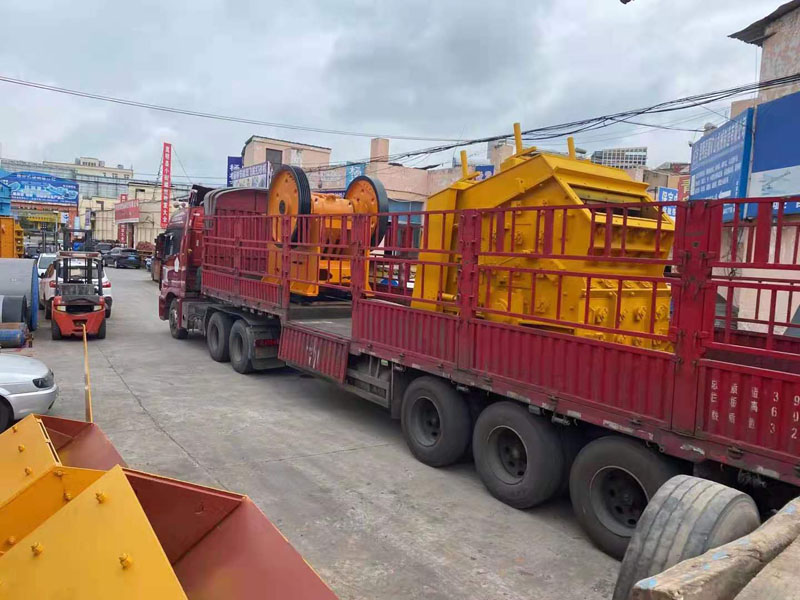 顎式破碎機+反擊式破碎機發(fā)貨現(xiàn)場